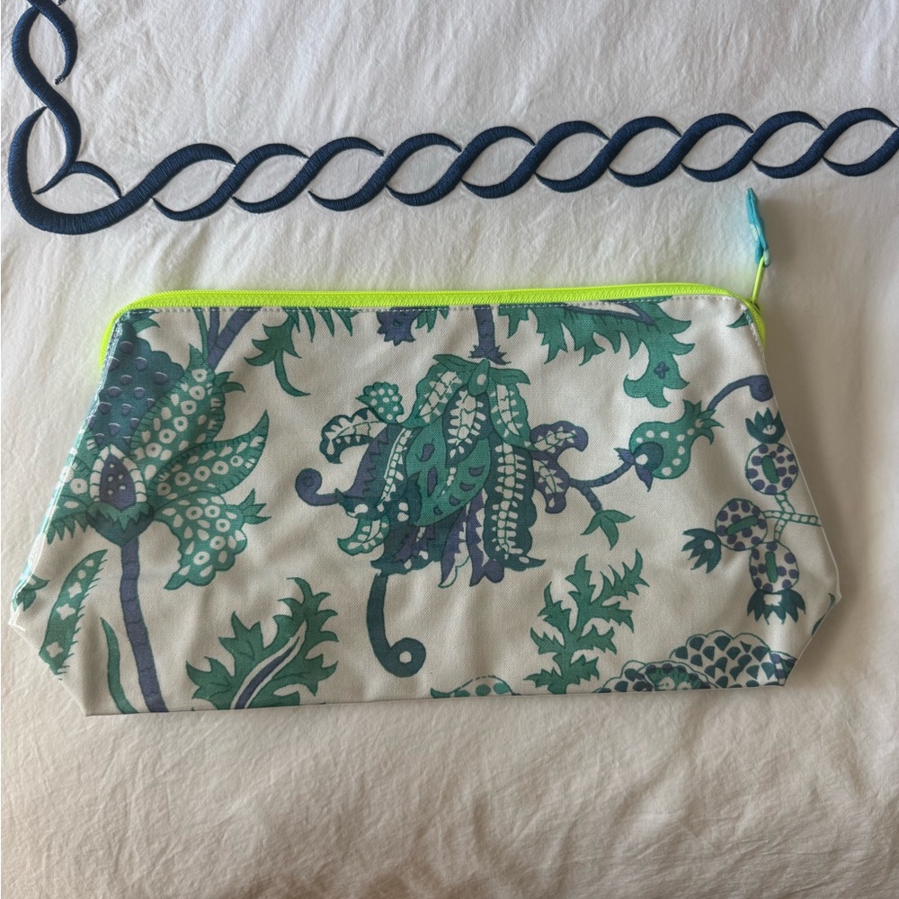 NWT Roller Rabbit Amanda Pouch Greeb